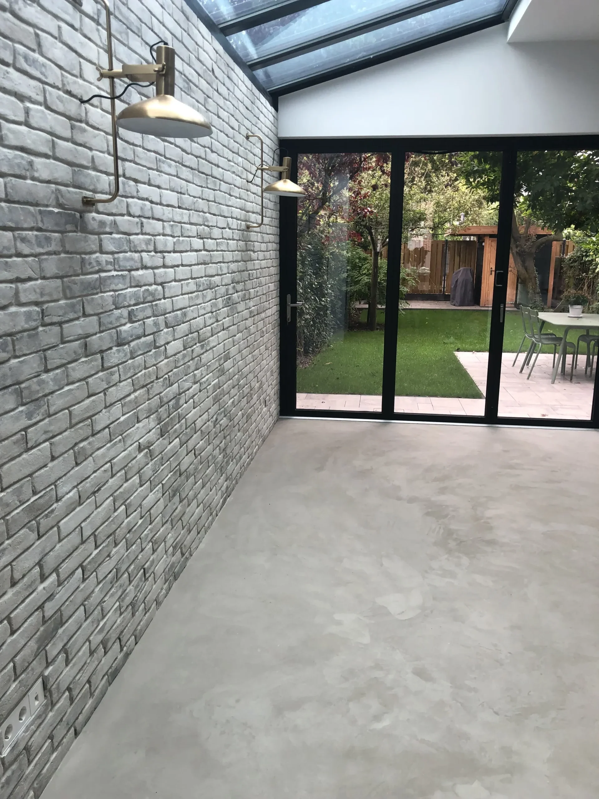 Beton cire en brick wall