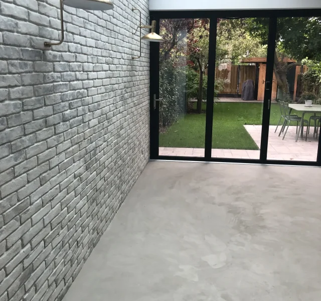 Beton cire en brick wall